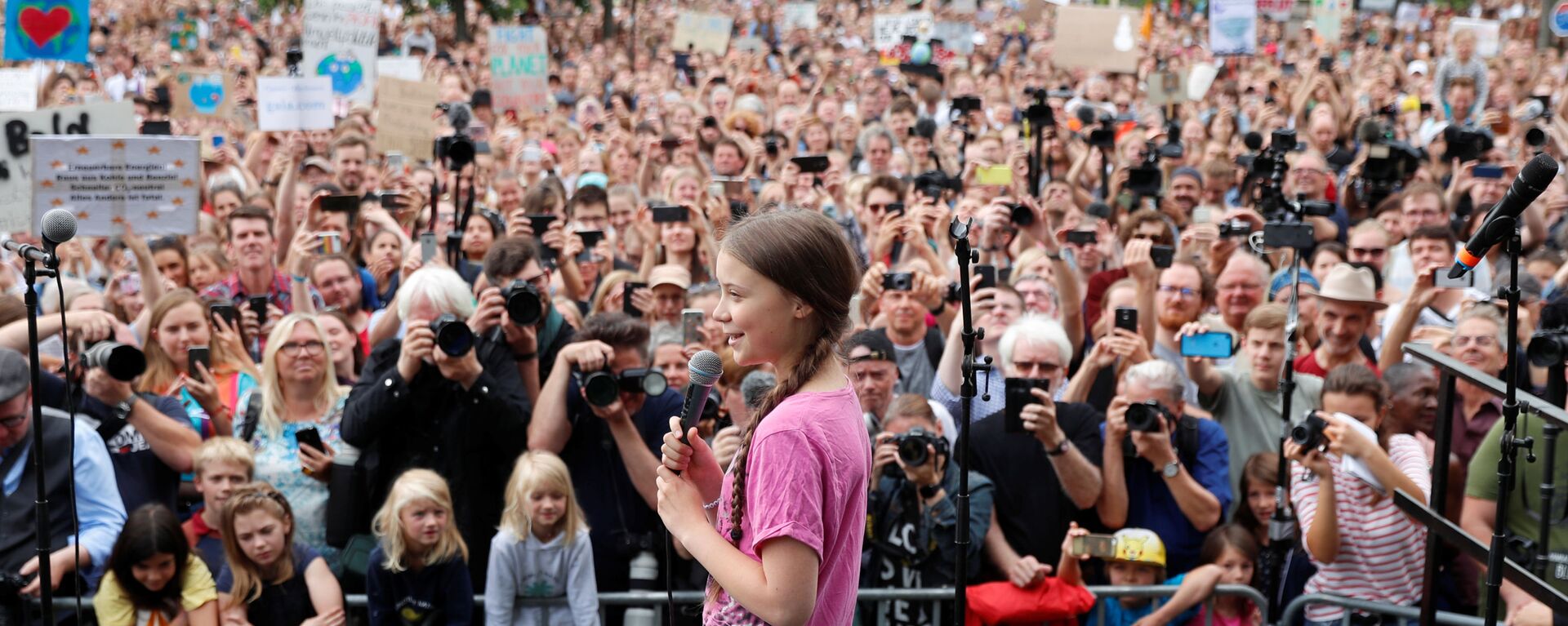 Шведская активистка Грета Тунберг во время акции Пятницы ради будущего в Берлине. 19 июля 2019 - Sputnik Latvija, 1920, 30.07.2019