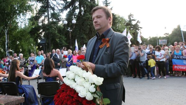 Матеуш Пискорский возлагает цветы к памятнику Жертвам фашизма - Sputnik Латвия