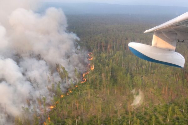 Лесной пожар в Богучанском районе Красноярского края, снятый с борта самолета Бе-200 - Sputnik Латвия