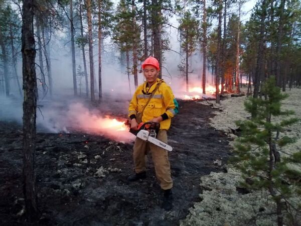 Сотрудники министерства охраны природы Якутии борются с природными пожарами в Якутии - Sputnik Latvija
