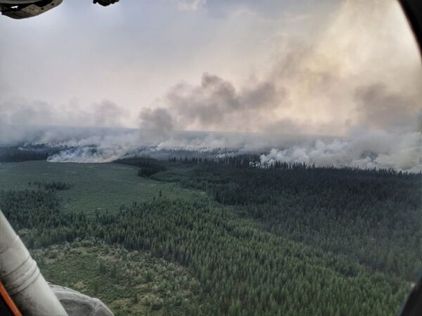 Дым над территорией лесных пожаров в Верхоянском районе республики Саха в Якутии - Sputnik Latvija