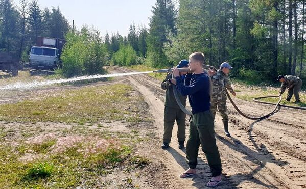 Сотрудники МЧС РФ ведут работу по устранению лесных пожаров в Якутии - Sputnik Latvija