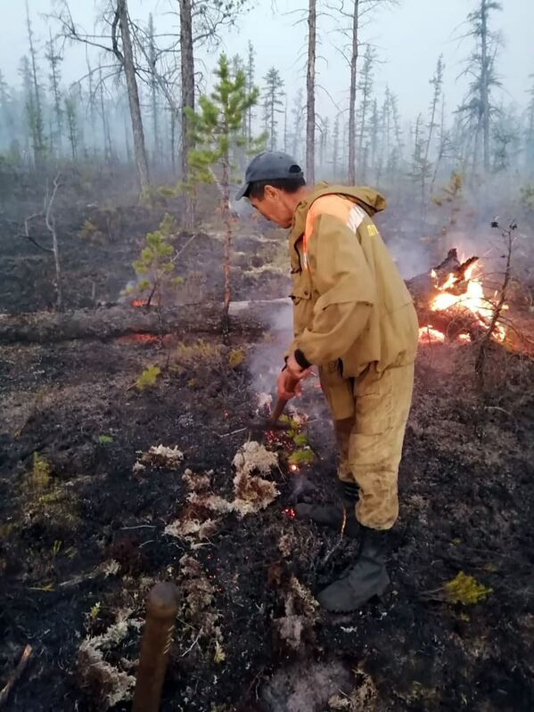 Сотрудники Министерства охраны природы Якутии борются с природными пожарами в Якутии - Sputnik Латвия