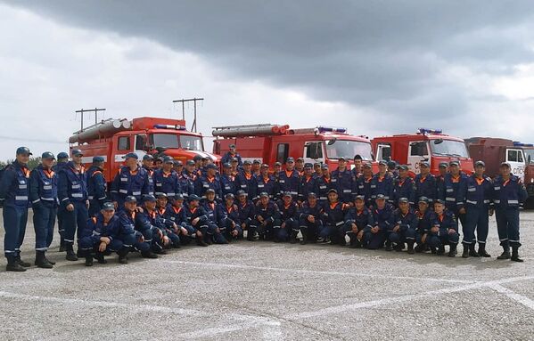 Сотрудники противопожарной службы МЧС РФ прибыли для ликвидации лесных пожаров в Якутии - Sputnik Latvija