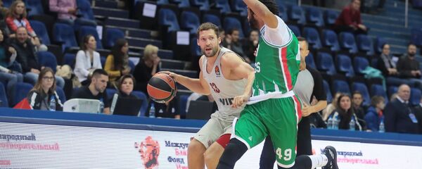 Баскетболист Янис Стрелниекс (с мячом), архивное фото - Sputnik Латвия