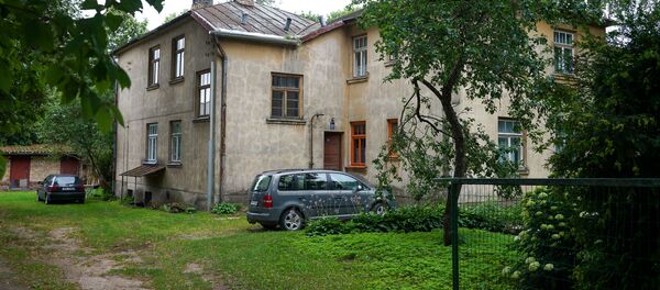  Олег Трофимов прожил в этом доме 46 лет и теперь должен его оставить - Sputnik Латвия