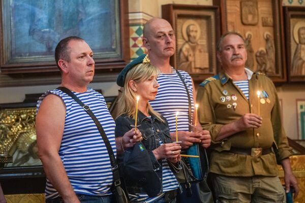 Лояльны к России: Латвия отпраздновала День ВДВ - Sputnik Латвия