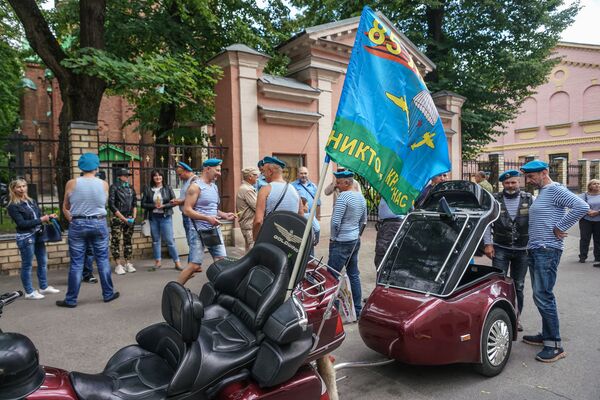 Лояльны к России: Латвия отпраздновала День ВДВ - Sputnik Латвия