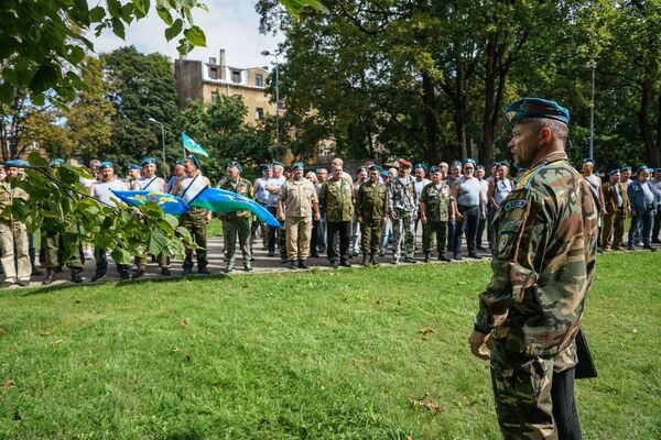 Лояльны к России: Латвия отпраздновала День ВДВ - Sputnik Латвия