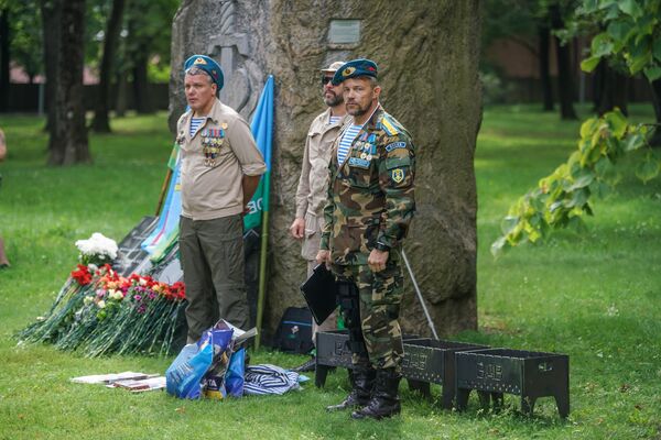 Лояльны к России: Латвия отпраздновала День ВДВ - Sputnik Латвия