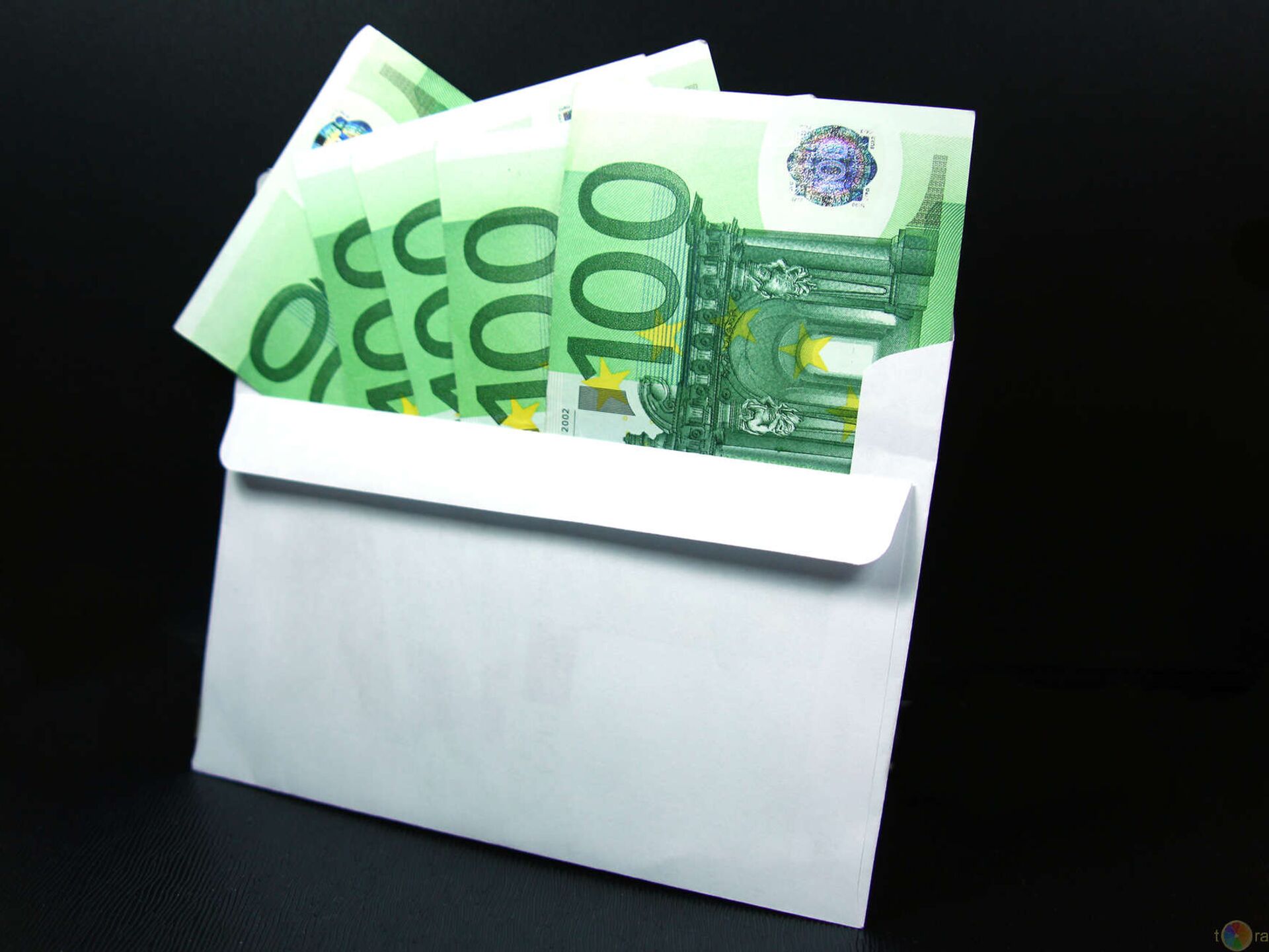 Купюры. Зарплата в конверте. 1400 Евро. Конверт евро раскладка.