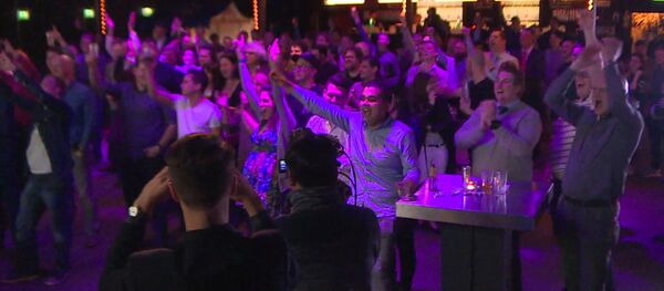 Голландцы аплодировали предварительным данным голосования на референдуме Голландцы аплодировали предварительным данным голосования на референдуме - Sputnik Latvija