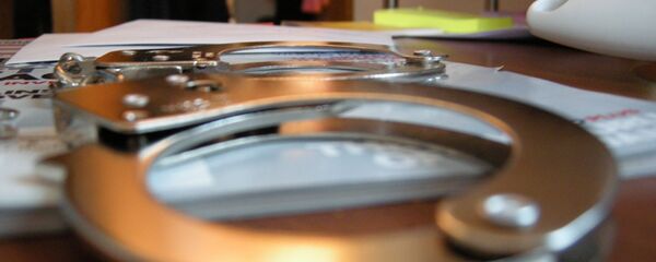 Наручники на столе - Sputnik Латвия