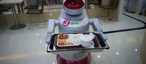 Робот-официант в ресторане Китая Робот-официант в ресторане Китая - Sputnik Латвия