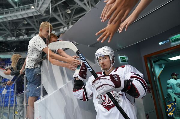 В первом матче на хоккейном турнире в Сочи рижане уступили хозяевам - Sputnik Латвия