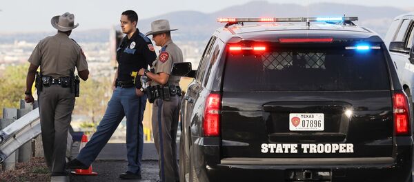 Полиция рядом с маркетом Walmart, где произошла массовая стрельба - Sputnik Latvija