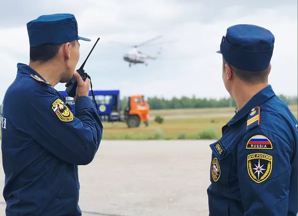 Сотрудники МЧС РФ прибыли для ликвидации лесных пожаров в Якутии Сотрудники МЧС РФ прибыли для ликвидации лесных пожаров в Якутии - Sputnik Latvija
