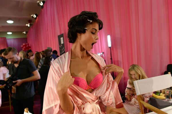 Модель за кулисами шоу Victoria's Secret - Sputnik Латвия