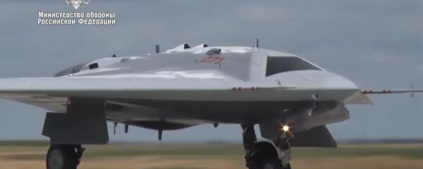 Первый полет новейшего беспилотного летательного аппарата Охотник Первый полет новейшего беспилотного летательного аппарата Охотник - Sputnik Latvija