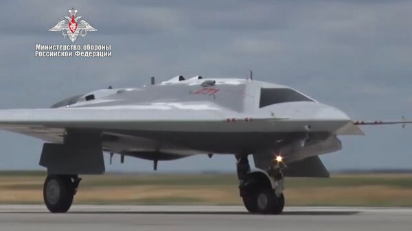 Первый полет новейшего беспилотного летательного аппарата Охотник - Sputnik Латвия