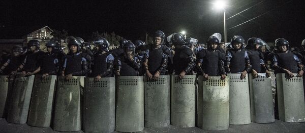 Ситуация около резиденции  бывшего президента Киргизии Алмазбека Атамбаева - Sputnik Латвия