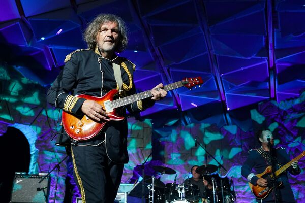 Танцуют все! Кустурица зажег на фестивале Summertime в Юрмале - Sputnik Латвия