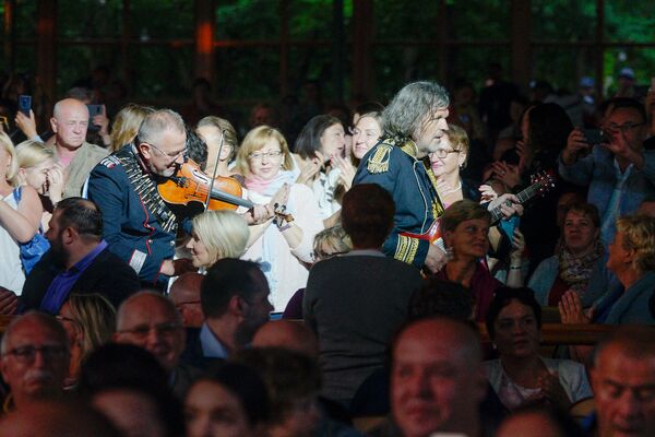 Танцуют все! Кустурица зажег на фестивале Summertime в Юрмале - Sputnik Латвия