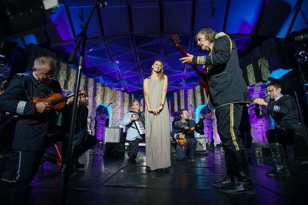 Танцуют все! Кустурица зажег на фестивале Summertime в Юрмале - Sputnik Латвия