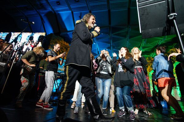 Танцуют все! Кустурица зажег на фестивале Summertime в Юрмале - Sputnik Латвия