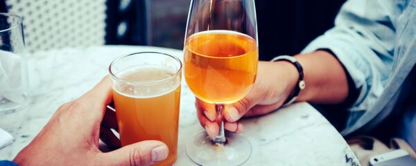 Пиво в бокалах, архивное фото - Sputnik Latvija