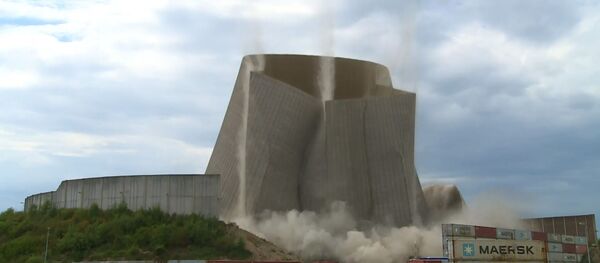 Взрыв башни немецкой АЭС Взрыв башни немецкой АЭС - Sputnik Латвия