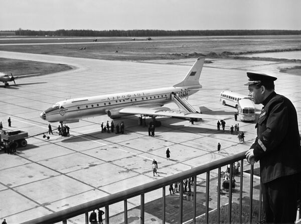 Самолет ТУ-104Б, прибывший из Ленинграда в Москву, на летном поле аэропорта Шереметьево, 1959 год - Sputnik Латвия