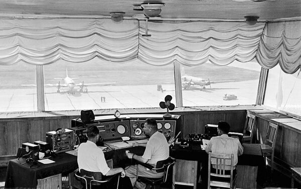 Диспетчеры, контролирующие движение самолетов аэропорта Шереметьево, во время работы, 1959 год - Sputnik Латвия