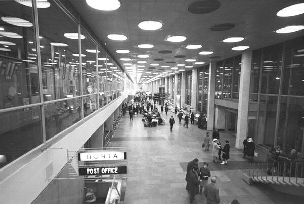 Внутренний вид аэровокзала международного аэропорта Шереметьево, 1970 год  - Sputnik Латвия