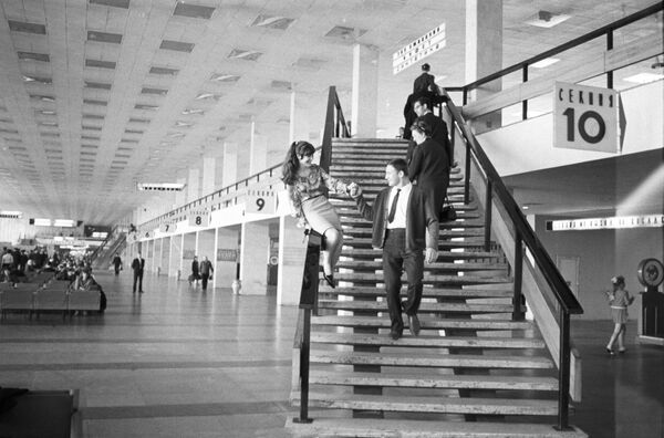 Советская актриса театра и кино Тамара Дегтярева с другом в аэропорту Шереметьево - Sputnik Латвия