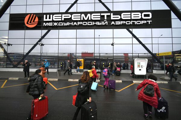 Пассажиры у входа в терминал B международного аэропорта Шереметьево в Москве - Sputnik Латвия