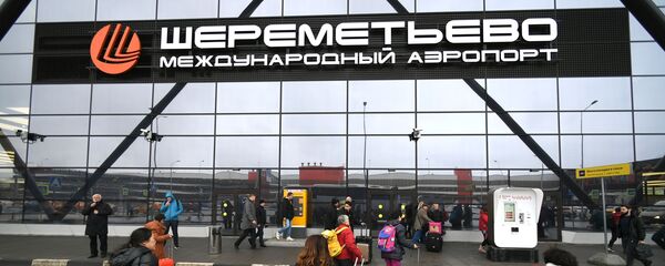 Пассажиры у входа в терминал B международного аэропорта Шереметьево в Москве - Sputnik Латвия