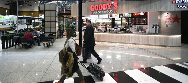 Пассажиры в терминале B международного аэропорта Шереметьево в Москве, 2018 год Пассажиры в терминале B международного аэропорта Шереметьево в Москве, 2018 год - Sputnik Латвия