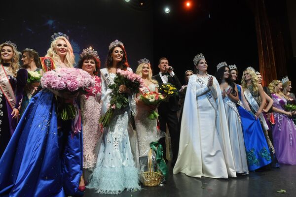 Участницы на церемонии награждения конкурса Миссис Россия - 2019 в Москве - Sputnik Латвия