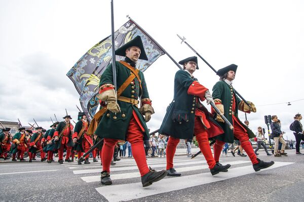 Солдаты  русской и шведской армий прошли парадом по Стокгольму - Sputnik Латвия