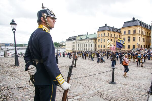 Шведский солдат почетного караула наблюдает за прохождением подразделений русской и шведской армий - Sputnik Латвия