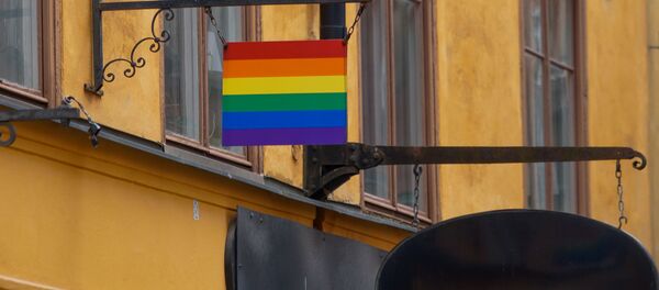 Радужный флаг зазывает в толерантное семейное кафе - Sputnik Латвия