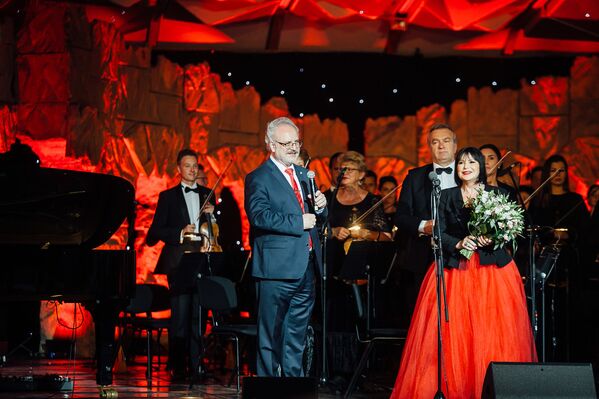 Президент Эгилс Левитс на сцене фестиваля Инессы Галанте - Sputnik Латвия