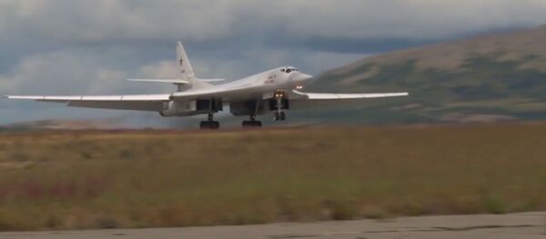 Белые лебеди на Чукотке: ракетоносцы Ту-160 перебросили в Анадырь Белые лебеди на Чукотке: ракетоносцы Ту-160 перебросили в Анадырь - Sputnik Latvija