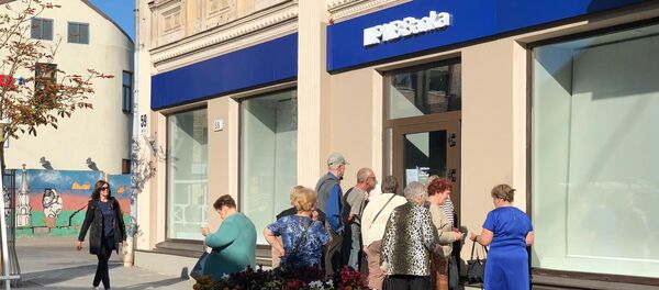 Очередь возле филиала PNB Banka в Даугавпилсе Очередь возле филиала PNB Banka в Даугавпилсе - Sputnik Latvija