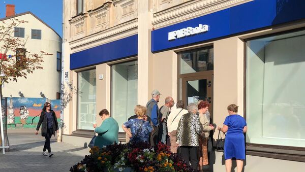 Очередь возле филиала PNB Banka в Даугавпилсе - Sputnik Латвия