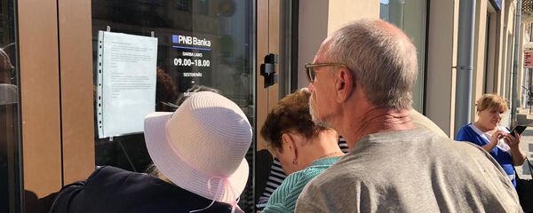 Очередь возле филиала PNB Banka Очередь возле филиала PNB Banka - Sputnik Latvija