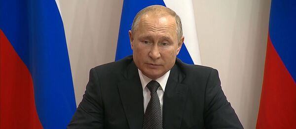 Путин наградил экипаж, сумевший без жертв посадить Airbus на кукурузное поле - Sputnik Латвия