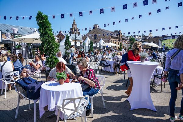 День города: Рига гуляет три дня подряд без сна и отдыха - Sputnik Латвия