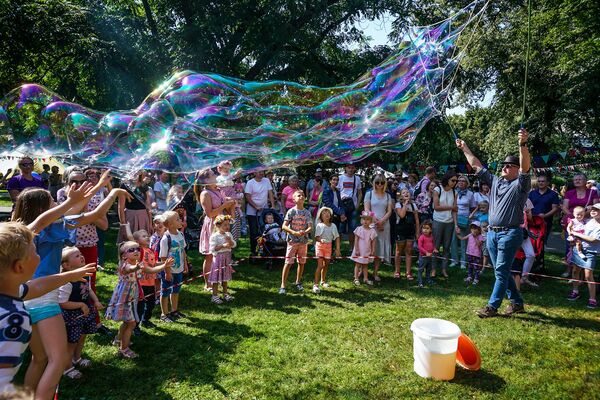 День города: Рига гуляет три дня подряд без сна и отдыха - Sputnik Латвия